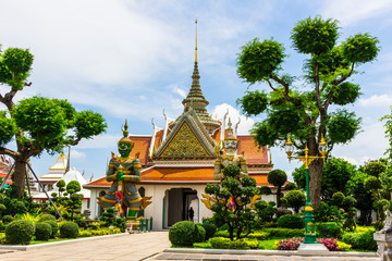 Fototapeta premium 暁の寺ワットアルンとチャオプラヤー川