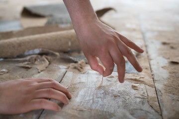 Fußboden Klebreste mit Hand