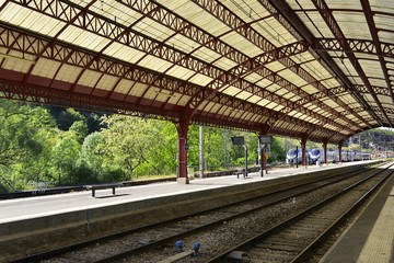 Fototapeta na wymiar Perspective sur la gare de Foix (09000), département de l'Ariège en région Occitanie, France 