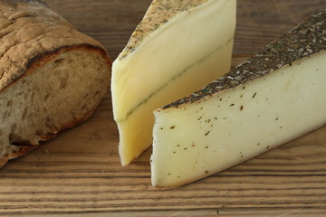 Brot mit Käse auf Holztisch