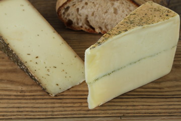 Brot mit Käse auf Holztisch