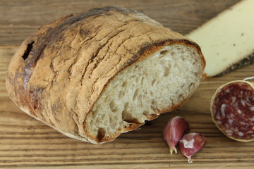 Brot mit Käse, Salami und Knoblauch auf Holz Tisch