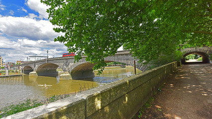 Thames Path at the Kew Bridge