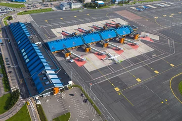 Foto op Plexiglas Luchthaven TALLINN, ESTLAND - AUGUSTUS, 15, 2016: Luchtfoto van de luchthaventerminal en poorten.