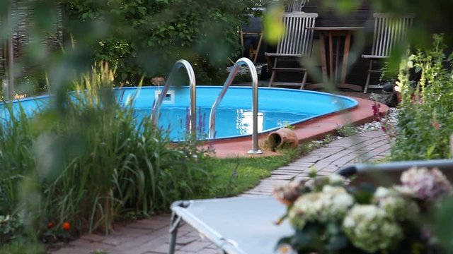Pool in kleinem Garten