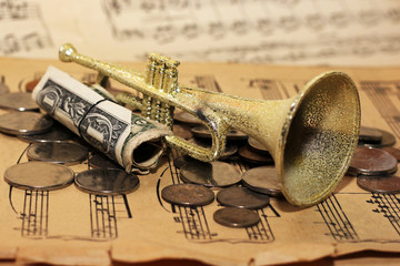 Obraz premium golden trumpet and old notes