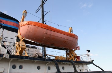 Oranges Rettungsboot auf einem Schiff