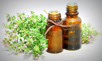 flacon d'huile essentielle de thym