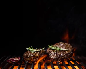 Crédence de cuisine en verre imprimé Grill / Barbecue Beef steaks on the grill with flames