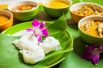 Fototapeta na wymiar Thai vermicelli eaten with curry on leaves banana