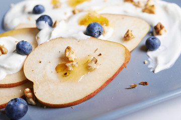 pears with honey and cream