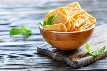 Foto auf Leinwand Crispy crackers with salt in a wooden bowl. © sriba3