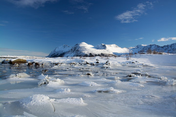 Fototapeta na wymiar Eisfläche bei Leknes, Lofoten, Norwegen