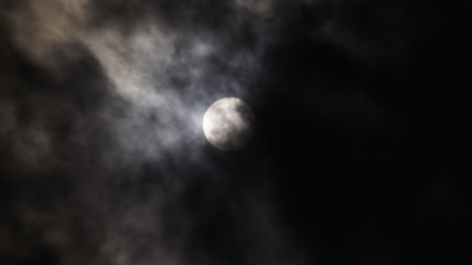 Mond hinter Wolken © Mathias Karner