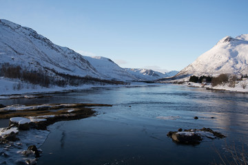 Fototapeta na wymiar Fluss in Vestpollen, Lofoten, Norwegen