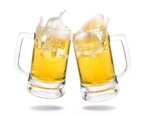 Fotobehang Bier Cheers koud biertje met spatten uit glazen op witte achtergrond.