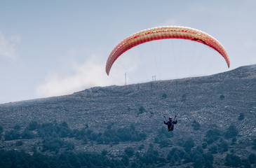 Parapente volando en libertad
