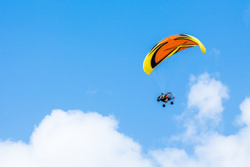 Parapente volando en libertad