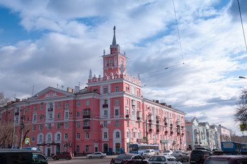 Obraz premium Komsomolsk-on-Amur, a pink building with a spire