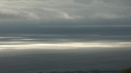 雲間から海面に差し込む光