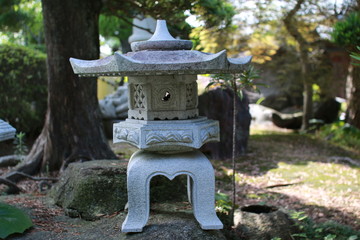 日本庭園と石灯籠