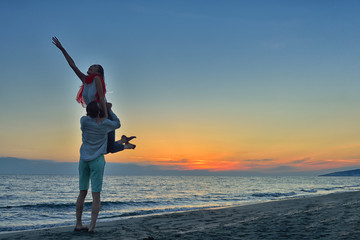 Fototapeta premium Silhouette of Lovely Couple at the beach