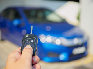 hand presses on the remote control car alarm systems