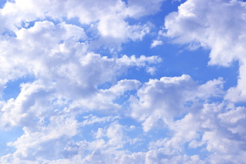 初夏の青空と高積雲