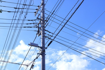 初夏空と電柱