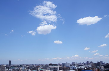 初夏空と街並み