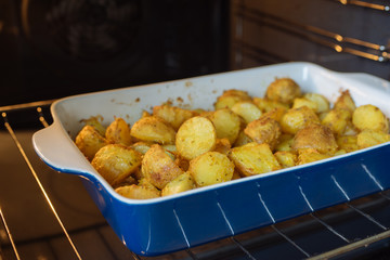 Baking potatoes with curcuma and other spices in roasting pan