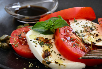 Insalata Caprese, Tomaten Mozzarella, Auf Teller mit Balsamico, Nahaufnahme, Foodstyling 