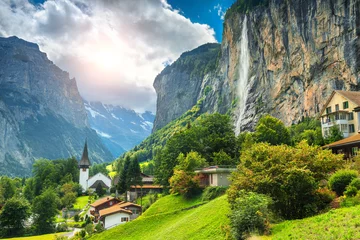Foto auf Acrylglas Alpen Fabelhaftes Bergdorf mit hohen Klippen und Wasserfällen, Lauterbrunnen, Schweiz
