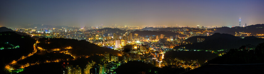 Fototapeta na wymiar panorama of Taipei, Taiwan city skyline at twilight.