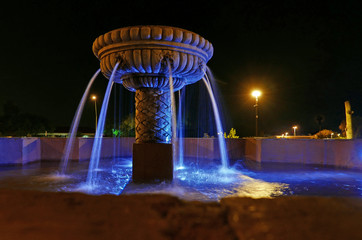 Blau beleuchteter Springbrunnen bei Nacht