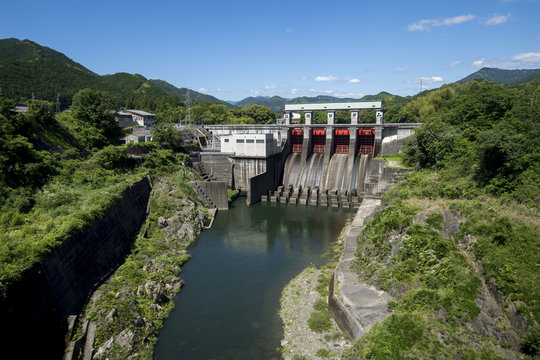 三瀬谷ダム、列車内から撮影・5月