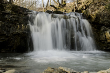 Fototapeta premium wodospad na górskiej rzece 
