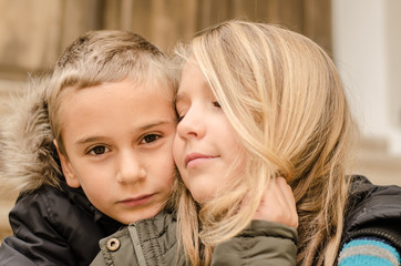 Junge umarmt ein Mädchen