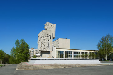 Fototapeta na wymiar Monument to the builders of the city of Nizhny Tagil