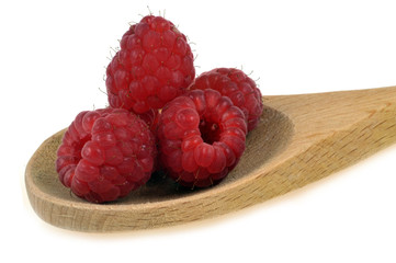 Cuillère de framboises sur fond blanc
