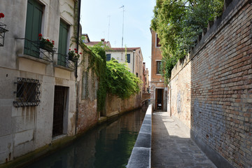 Fototapeta na wymiar schmale Gasse in Venedig mit Kanal