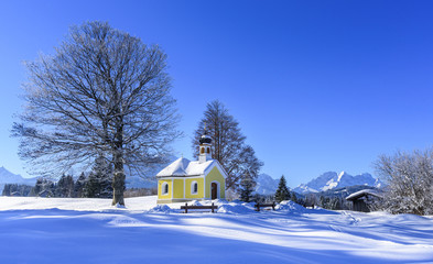 Winteridylle in Oberbayern mit kleiner Kapelle