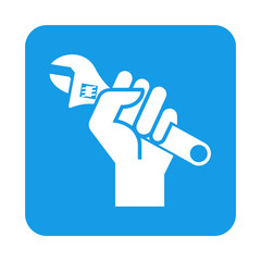 Icono plano mano con llave inglesa en cuadrado azul