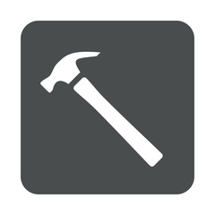 Icono plano martillo en cuadrado gris