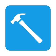 Icono plano martillo en cuadrado azul