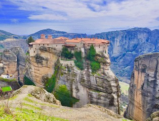 Fototapeta na wymiar Meteora is one of the largest and most precipitously complexes of Eastern Orthodox monasteries in central Greece. The six monasteries are built on natural conglomerate pillars.