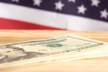 Flagge der USA und Dollar Banknotes