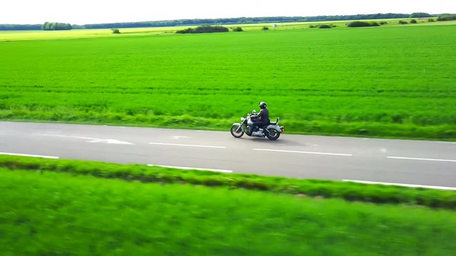 Motard sur route de campagne 1