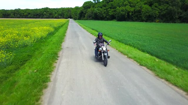 motard sur route de campagne 2 film&eacute; par drone