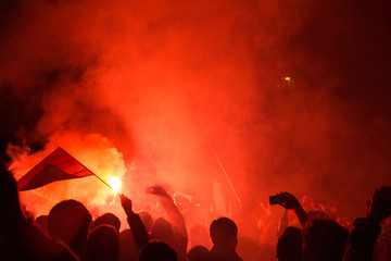 Menschenmasse, Pyrotechnik und roter Rauch